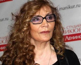 Из дома на Арбате, где проживала Джуна, неизвестные под покровом ночи вывезли картины целительницы