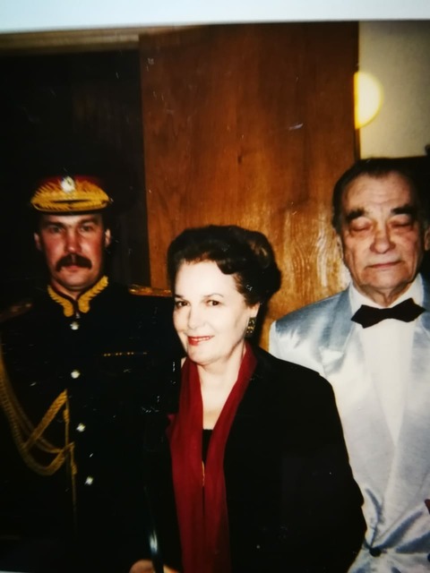 Председатель Совета Атаманов России Камшилов В.В. и казаки  СКВРиЗ чтут память скончавшейся почётной казачки Элины Быстрицкой