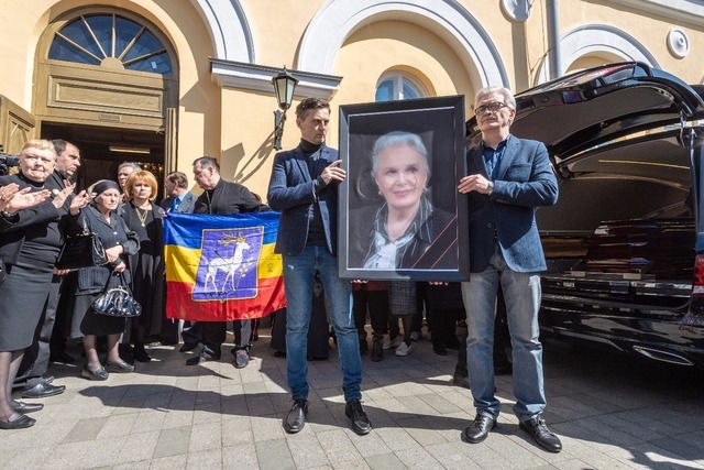 На Красную горку состоялось прощание в почётной казачкой Элиной Быстрицкой